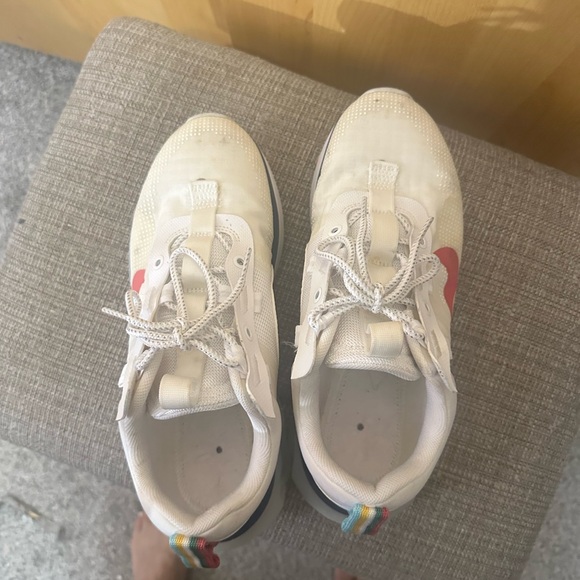 Nike White and Pink Sneakers for Everyday Comfort - Picture 8 of 9